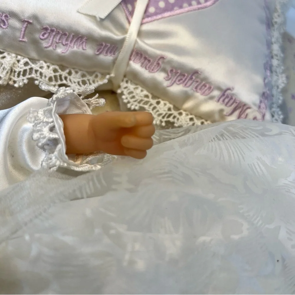 Lee Middleton Doll and Pillow Baby’s First Prayer‎ 2003 Light Brown Blue Eyes